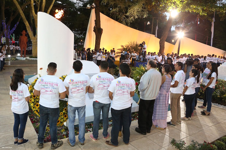 Daniel y Rosario rinden homenaje al Comandante Tomás Borge